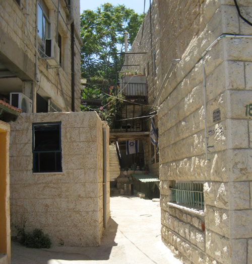 tsefat-3 path between buildings in Tsefat